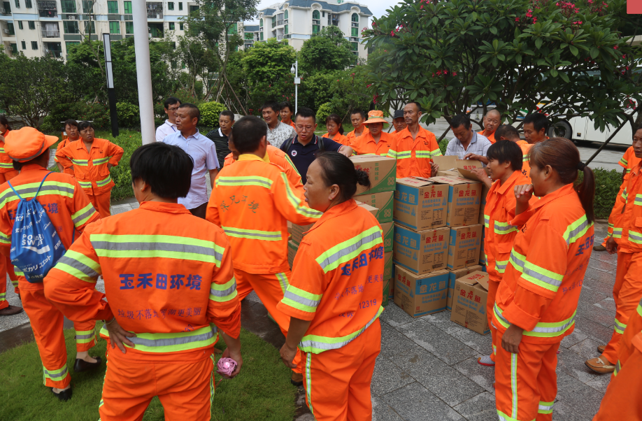 IM体育官网-雄鹿队球员携手做公益，助力社区发展