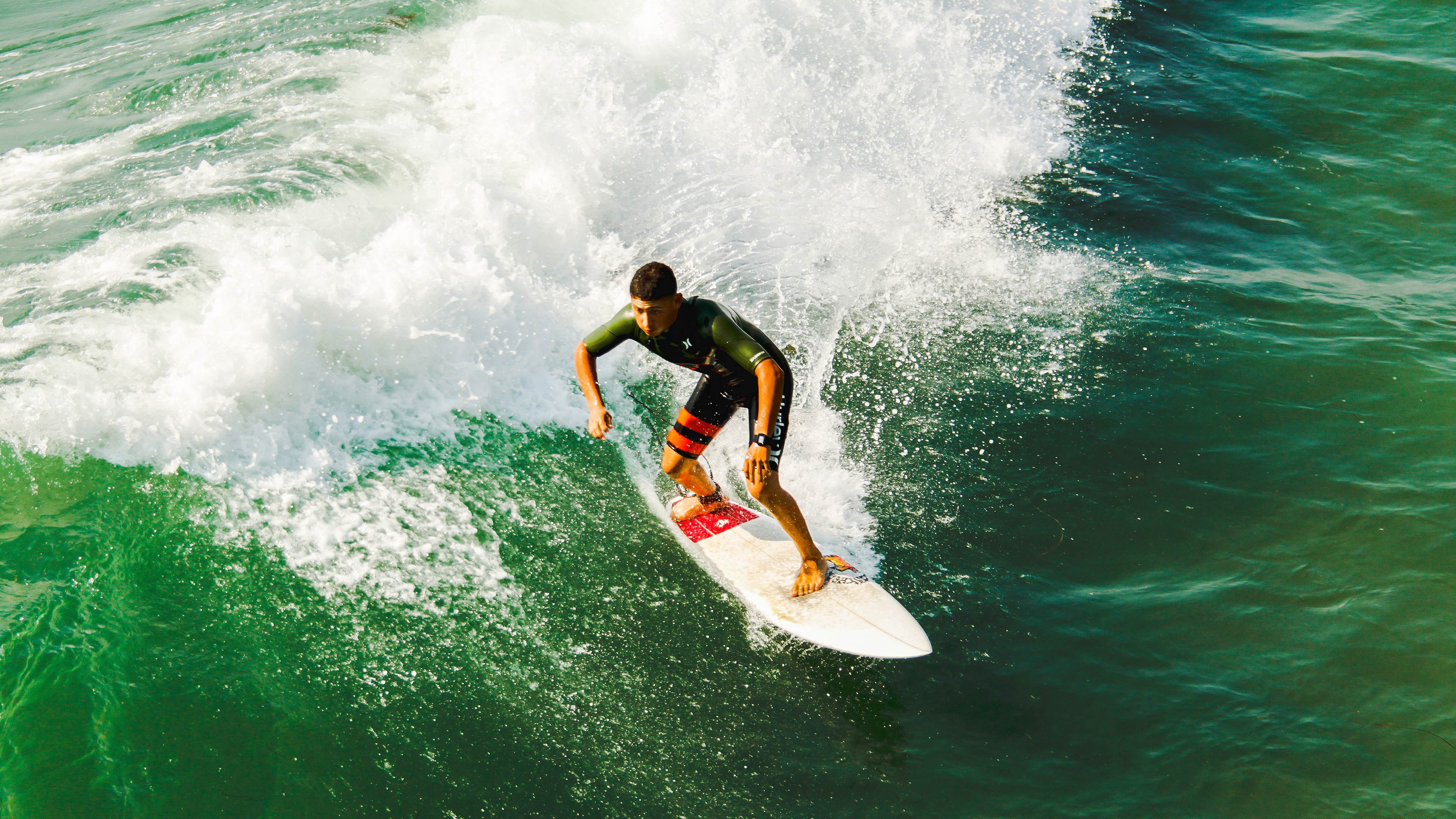 赛道上的绝杀时刻，勒克莱尔领衔梅赛德斯逆袭哈斯车队