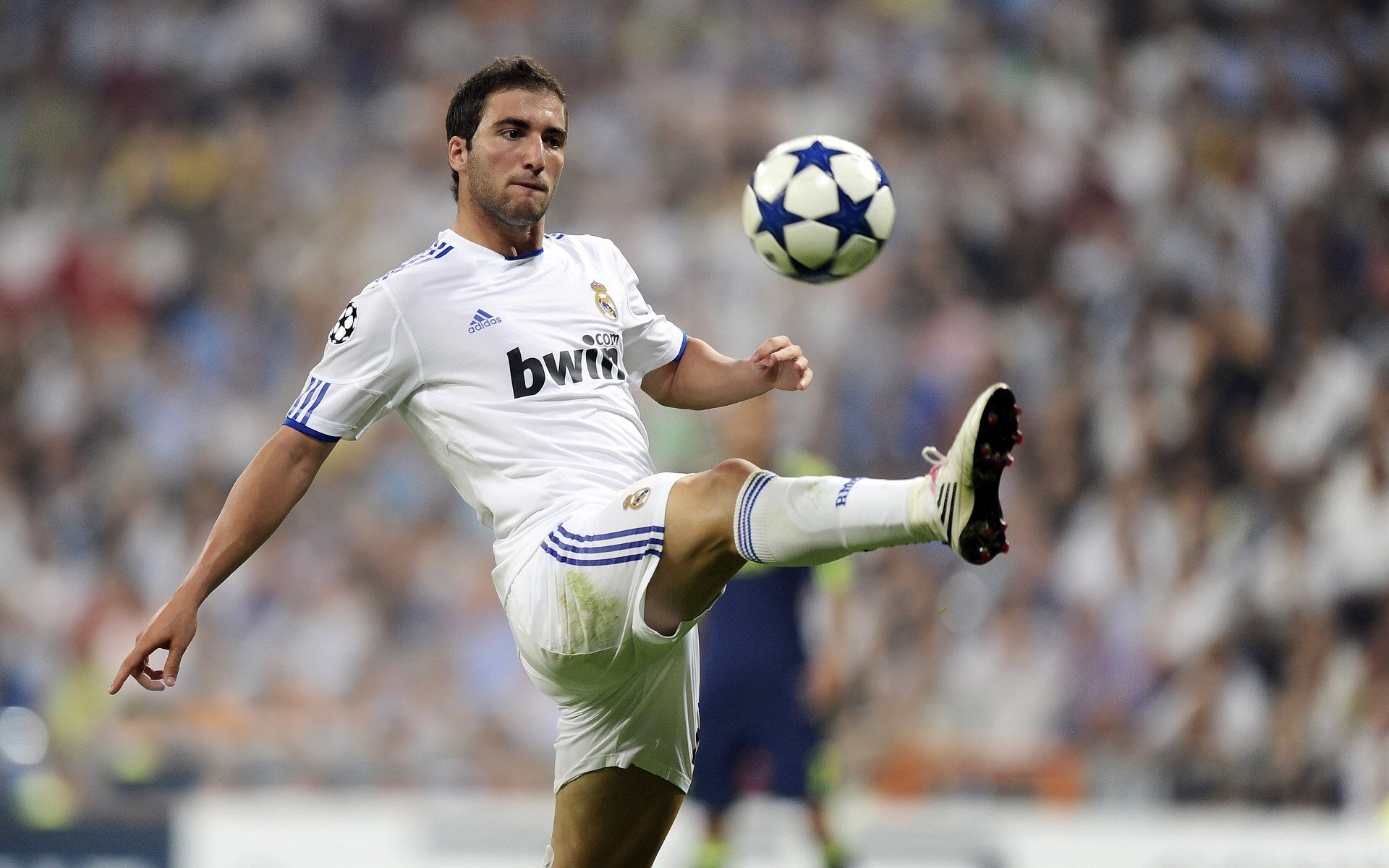 曼城横扫丹麦背后,卡塞米罗的隐形统治与战术革命